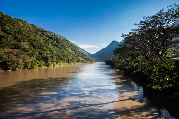 Cauca Köprüsü 'nden Cauca Nehri manzarası Kolombiya' nın Caldas şehrindeki Aguadas Belediyesi 'nde La Pintada' da yer almaktadır.