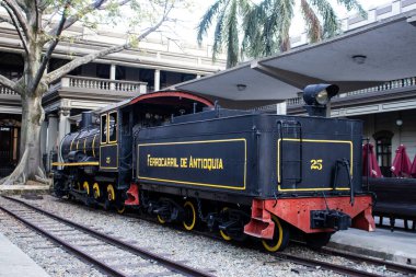 Medellin, Kolombiya - 18 Ocak 2024: Tarihi Antioquia Demiryolu Medellin İstasyonu 'nda antik lokomotif 19. yüzyılın sonlarında Kolombiya' da yapılan geleneksel bir anıttır..