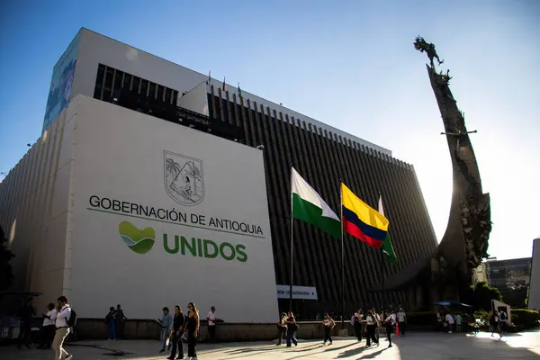 stock image Medellin, Colombia - January 18, 2024: Antioquia Government building and the Monument to the Race by Rodrigo Arenas Betancourt at La Alpujarra administrative center in Medellin