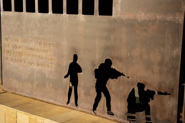 Medellin, Kolombiya - 18 Ocak 2024: Azgın Adalet, Soykırım Bir Daha Asla. M19 terör örgütü tarafından Adalet Sarayı 'nın ele geçirilmesinin anısına dikilen anıt..