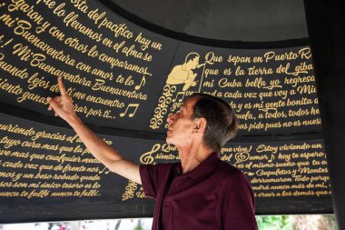 Cali, Kolombiya - 17 Haziran 2024: Ünlü Jairo Varela Meydanı 'nda kıdemli turistler. Son sınıf seyahat konsepti.