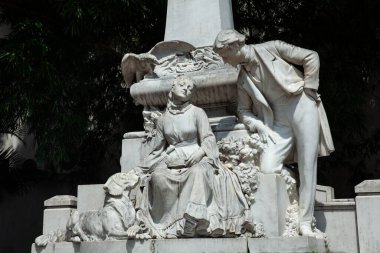Cali, Kolombiya - 17 Haziran 2024: Maria romanı ve yazarı Jorge Isaacs onuruna Cali 'deki Paseo Bolivar Parkı' nda bulunan anıt