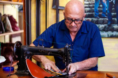 Jerico, Kolombiya - 16 Ocak 2024: Antioquia departmanındaki güzel miras kasabası Jerico 'da ünlü eyer atölyesi. Geleneksel carriel 'in ayrıntıları.