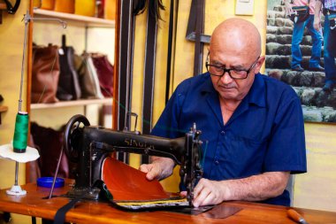 Jerico, Kolombiya - 16 Ocak 2024: Antioquia departmanındaki güzel miras kasabası Jerico 'da ünlü eyer atölyesi. Geleneksel carriel 'in ayrıntıları.