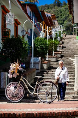 Jerico, Kolombiya - 16 Ocak 2024: Kolombiya 'da bulunan güzel Heritage Town of Jerico' da kıdemli kadın turist. Carrieles Don Dario.