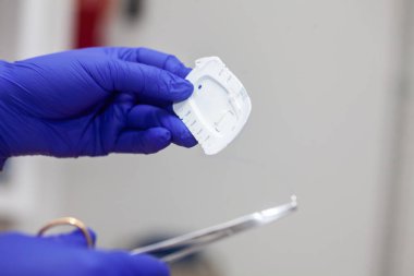 Ameliyathanede tek taraflı dikiş atan bir doktorun yakın çekimi..