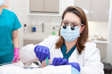 Dermatolog, yaşlı bir hastanın yüzünde deri biyopsisi yapıyor. Deri lezyonu çıkarma prosedürü. Biyopsi yumruğu.