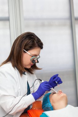 Mikro iğneler kullanılarak yaşlanma önleyici yüz gençleştirme kokteyli uygulanması. Dermatoloji konsepti. Estetik tıp konsepti.