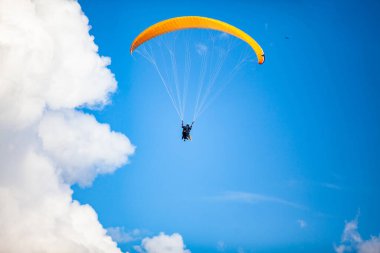 Kolombiya 'daki Antioquia departmanının güzel dağları üzerinde yamaç paraşütü yapan insanlar. Çift paragliding. Ekstrem spor konsepti. 