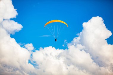 Kolombiya 'daki Antioquia departmanının güzel dağları üzerinde yamaç paraşütü yapan insanlar. Çift paragliding. Ekstrem spor konsepti.