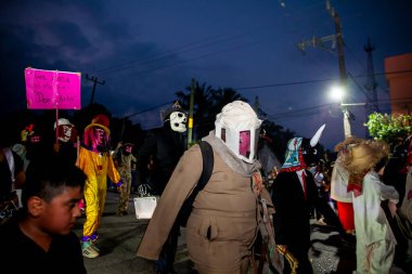 Chapulhuacanito, San Luis Potosi, Meksika - 31 Ekim 2024: Küçük Chapulhuacanito kasabasındaki Xantolo kutlamasının açılışında geleneksel geçit törenleri,