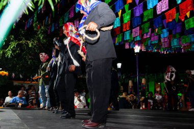 Chapulhuacanito, San Luis Potosi, Meksika - 31 Ekim 2024: Cole belediye başkanı Xantolo kutlamasının açılışında maskeleri indirme ritüelini gerçekleştirdi.