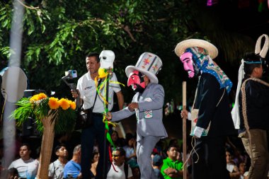 Chapulhuacanito, San Luis Potosi, Meksika - 31 Ekim 2024: Cole belediye başkanı küçük Chapulhuacanito kasabasındaki Xantolo kutlamasının açılışında maskeleri indirme ritüelini gerçekleştirdi,