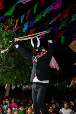 Chapulhuacanito, San Luis Potosi, Meksika - 31 Ekim 2024: Küçük Chapulhuacanito kasabasındaki Xantolo kutlamasının açılışında geleneksel geçit törenleri,