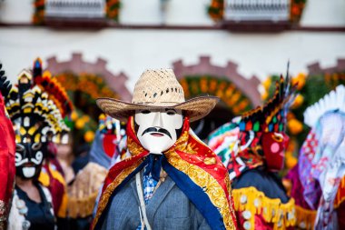San Martin Chalchicuautla, San Luis Potosi, Meksika 1 Kasım 2024: San Luis Potosi eyaletinin San Martin Chalchicuautla kasabasında Xantolo geleneksel kutlaması. Kadınlar geçit töreni.