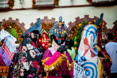 San Martin Chalchicuautla, San Luis Potosi, Meksika 1 Kasım 2024: San Luis Potosi eyaletinin San Martin Chalchicuautla kasabasında Xantolo geleneksel kutlaması. Kadınlar geçit töreni.