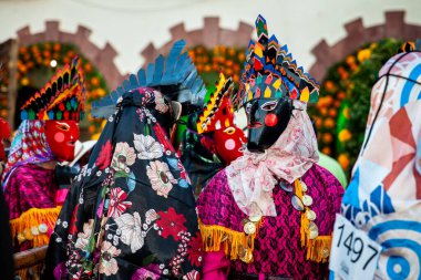 San Martin Chalchicuautla, San Luis Potosi, Meksika 1 Kasım 2024: San Luis Potosi eyaletinin San Martin Chalchicuautla kasabasında Xantolo geleneksel kutlaması. Kadınlar geçit töreni.