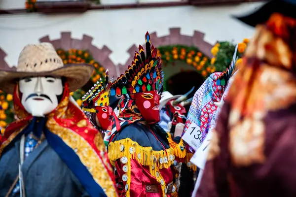 San Martin Chalchicuautla, San Luis Potosi, Meksika 1 Kasım 2024: San Luis Potosi eyaletinin San Martin Chalchicuautla kasabasında Xantolo geleneksel kutlaması. Kadınlar geçit töreni.