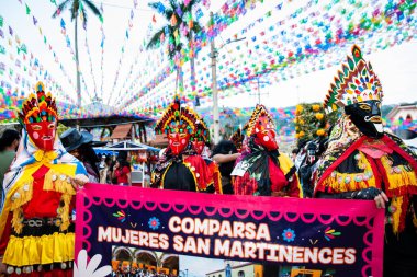 San Martin Chalchicuautla, San Luis Potosi, Meksika 1 Kasım 2024: San Luis Potosi eyaletinin San Martin Chalchicuautla kasabasında Xantolo geleneksel kutlaması. Kadınlar geçit töreni.