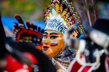 San Martin Chalchicuautla, San Luis Potosi, Meksika 1 Kasım 2024: San Luis Potosi eyaletinin San Martin Chalchicuautla kasabasında Xantolo geleneksel kutlaması. Kadınlar geçit töreni.