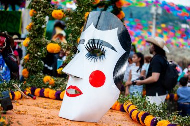 San Martin Chalchicuautla, San Luis Potosi, Meksika 1 Kasım 2024: San Luis Potosi eyaletinin San Martin Chalchicuautla kasabasında Xantolo geleneksel kutlaması. Kadınlar geçit töreni.