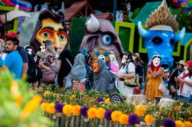 San Martin Chalchicuautla, San Luis Potosi, Meksika 1 Kasım 2024: San Luis Potosi eyaletinin San Martin Chalchicuautla kasabasında Xantolo geleneksel kutlaması. Kadınlar geçit töreni.