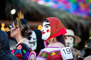 San Martin Chalchicuautla, San Luis Potosi, Meksika 1 Kasım 2024: San Luis Potosi eyaletinin San Martin Chalchicuautla kasabasında Xantolo geleneksel kutlaması. Kadın Geçit Törenleri Günü.