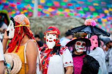 San Martin Chalchicuautla, San Luis Potosi, Meksika 1 Kasım 2024: San Luis Potosi eyaletinin San Martin Chalchicuautla kasabasında Xantolo geleneksel kutlaması. Kadın Geçit Törenleri Günü.