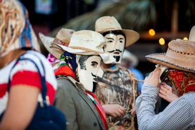 San Martin Chalchicuautla, San Luis Potosi, Meksika 1 Kasım 2024: San Luis Potosi eyaletinin San Martin Chalchicuautla kasabasında Xantolo geleneksel kutlaması. Kadın Geçit Törenleri Günü.