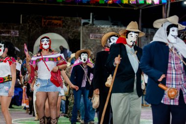 San Martin Chalchicuautla, San Luis Potosi, Meksika 1 Kasım 2024: San Luis Potosi eyaletinin San Martin Chalchicuautla kasabasında Xantolo geleneksel kutlaması. Kadın Geçit Törenleri Günü.