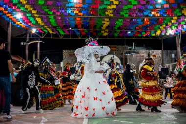 San Martin Chalchicuautla, San Luis Potosi, Meksika 1 Kasım 2024: San Luis Potosi eyaletinin San Martin Chalchicuautla kasabasında Xantolo geleneksel kutlaması. Kadın Geçit Törenleri Günü.