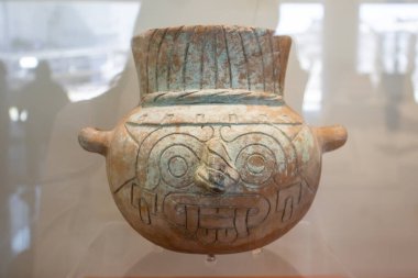 Mexico City, Meksika 12 Kasım 2024: Meksika 'da Templo Mayor' da yapılan kazılar sırasında keşfedilen Tanrı Tlaloc 'u temsil eden Aztek seramik tenceresi.