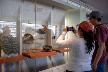 Mexico City, Meksika 12 Kasım 2024: Mexico City Templo Belediye Başkanı Müzesi 'nde birkaç turist.