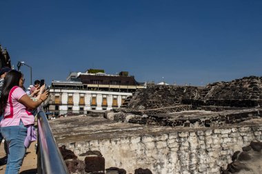 Mexico City, Meksika 12 Kasım 2024: Mexico City 'nin merkezindeki Templo Belediye Başkanı' nın arkeolojik bölgesini ziyaret eden turistler.