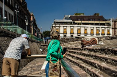 Mexico City, Meksika 12 Kasım 2024: Mexico City 'nin merkezindeki Templo Belediye Başkanı' nın arkeolojik bölgesini ziyaret eden turistler.