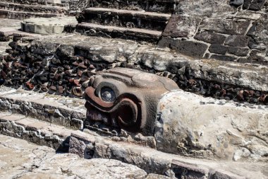 Mexico City, Meksika 12 Kasım 2024, yılan heykeli. Meksika 'daki Templo Belediye Başkanı' nın kazı alanındaki Nahuatl 'daki Coatepantli ya da taş yılan duvarı manzarası..