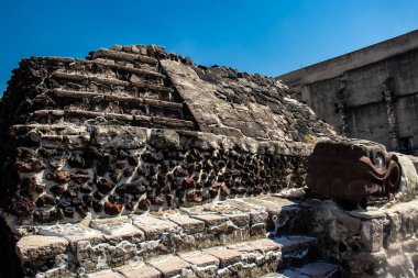 Mexico City, Meksika 12 Kasım 2024, yılan heykeli. Meksika 'daki Templo Belediye Başkanı' nın kazı alanındaki Nahuatl 'daki Coatepantli ya da taş yılan duvarı manzarası..
