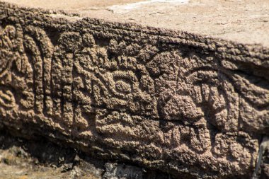 Mexico City, Meksika 12 Kasım 2024: Mexico City Templo Mayor Müzesi kazı alanındaki antik Azteca mimarisinin ayrıntıları.