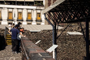 Mexico City, Meksika 12 Kasım 2024: Mexico City 'deki Templo Belediye Başkanı Müzesi kazı alanında turistler.