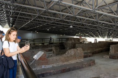 Mexico City, Meksika 12 Kasım 2024: Mexico City 'deki Templo Belediye Başkanı Müzesi kazı alanında turistler.