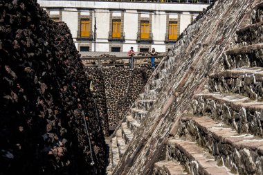 Mexico City, Meksika 12 Kasım 2024: Mexico City 'deki Templo Belediye Başkanı Müzesi kazı alanında turistler.