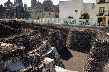 Mexico City, Meksika 12 Kasım 2024: Templo Belediye Başkanı Müzesi kazı alanı ve Meksika 'daki Cennete En Kutsanmış Bakire Meryem Varsayımı Metropolitan Katedrali.