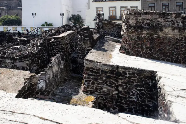 Mexico City, Meksika 12 Kasım 2024: Mexico City 'deki Templo Mayor Museum kazı alanında antik Azteca mimarisi.