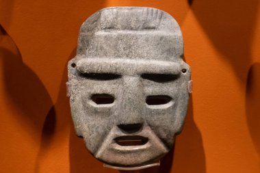 Mexico City, Meksika 12 Kasım 2024 Templo Belediye Başkanı 'nın sunduğu çeşitli adaklarda taş maskeler bulundu..