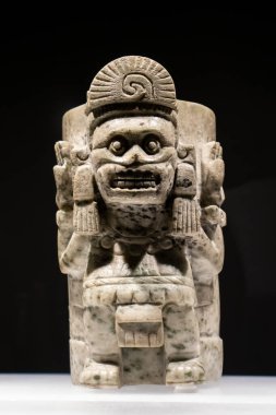 Mexico City, Meksika 12 Kasım 2024 'te üzerinde Mictlantecuhtli resmi olan taş vazo Mexico City Templo Belediye Başkanı Müzesi' nde ölüm tanrısı..