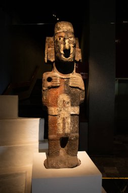 Mexico City, Meksika 12 Kasım 2024: Templo Belediye Başkanı 'nın ana merdivenlerine dayanan standart heykeller, Tenochtitlan' daki Meksikalılar tarafından sunulmuştur..