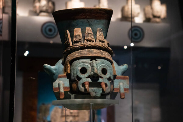 Мехико, Мексика 12 ноября 2024 года: Ацтекский керамический горшок, представляющий Бога Тлалока, обнаруженный во время раскопок на Темпло мэра в Мехико.