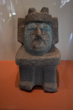 Mexico City, Meksika 12 Kasım 2024: Aztek Turkuaz Lordu veya Ateş Lordu Xiuhtecuhtli 'nin taş heykeli, Ateş Tanrısı, gündüz ve ısı.