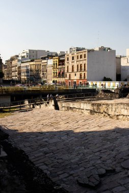 Mexico City, Meksika 12 Kasım 2024: Templo Belediye Başkanı Müzesi kazı alanı ve Mexico City 'nin caddeleri.