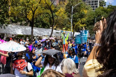 Mexico City, Meksika - 19 Ekim 2024 Mexico City 'deki Reforma Caddesi' nde Alebrijes adında renkli hayali yaratıkların geleneksel geçit töreni.